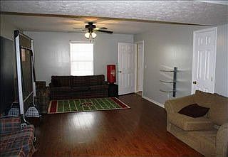 3rd image of 211 Tiffany Ln