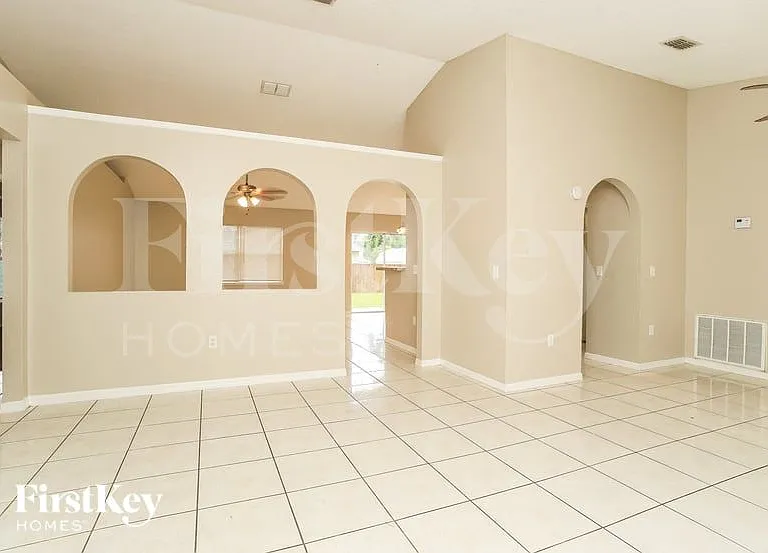 205 Tiffany Ct — Photo 6