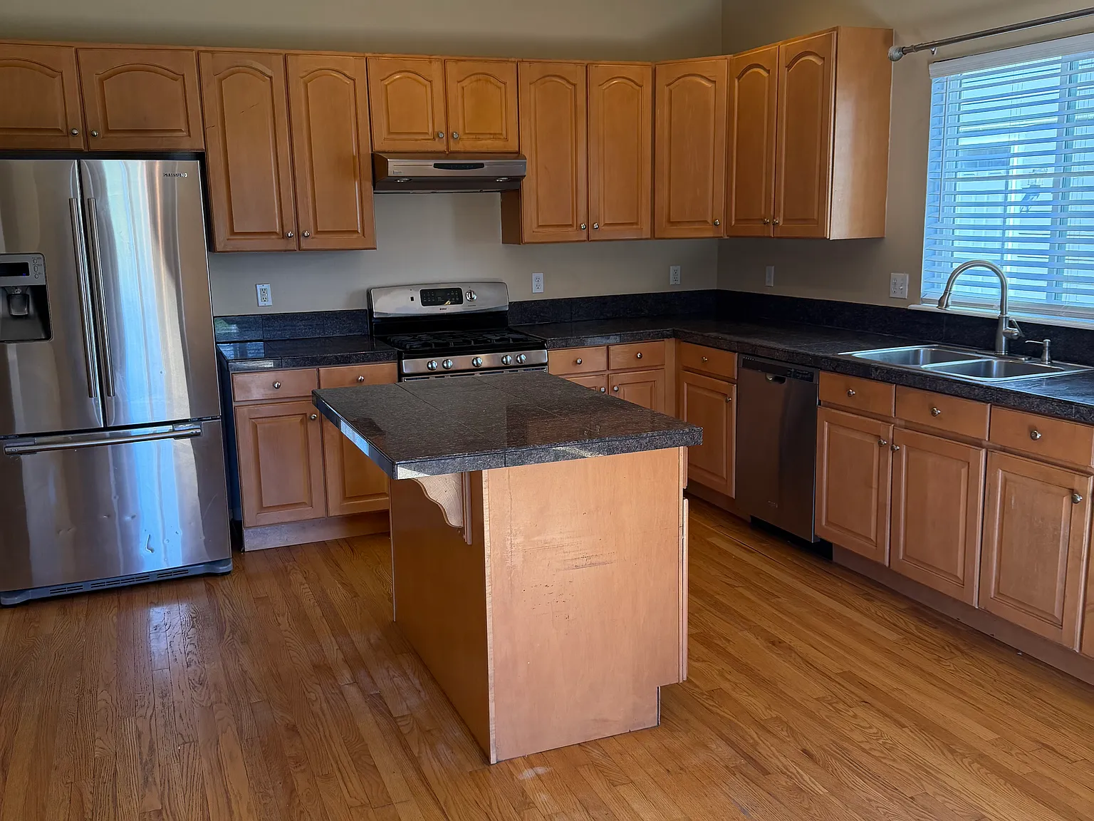 5 bed, 3863 sqft, $3,450 — Photo 4