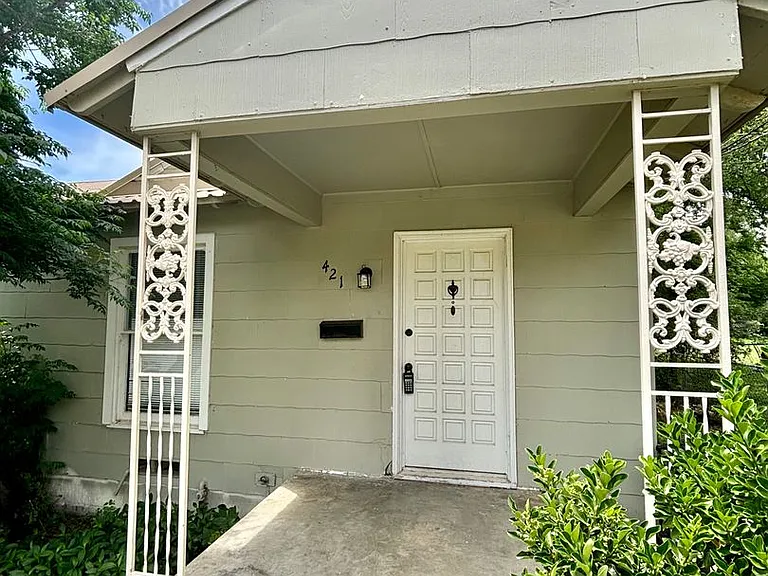 421 S Van Buren St — Photo 1