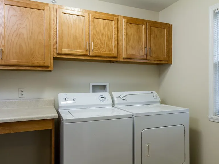 Saratoga Crossing Apartments & Townhomes — Photo 14