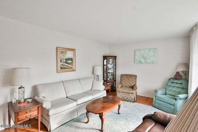 3rd image of 27 Farley Drive