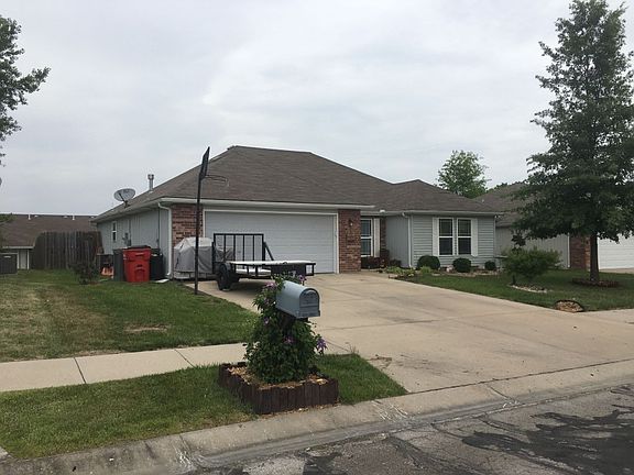 2nd image of 426 SW Graystone Dr