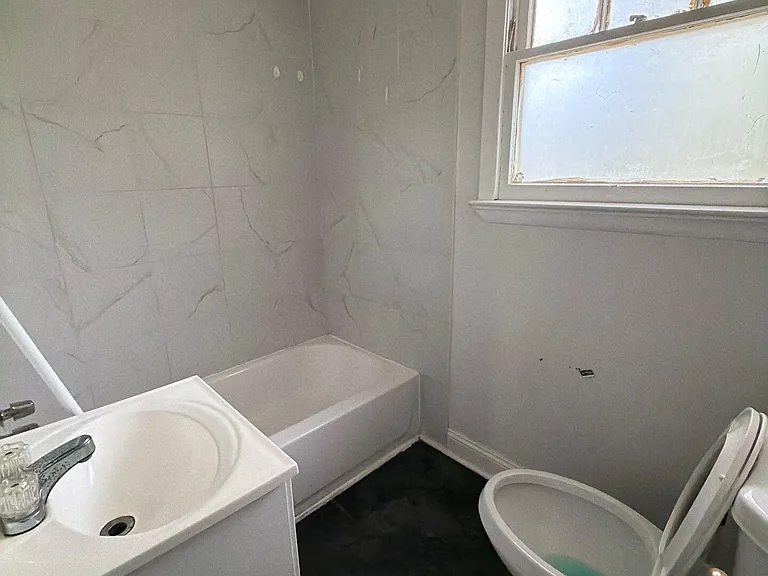 2052 W 17th St — Photo 15