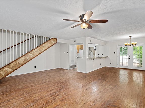5th image of 806 Castle Ridge Rd APT C