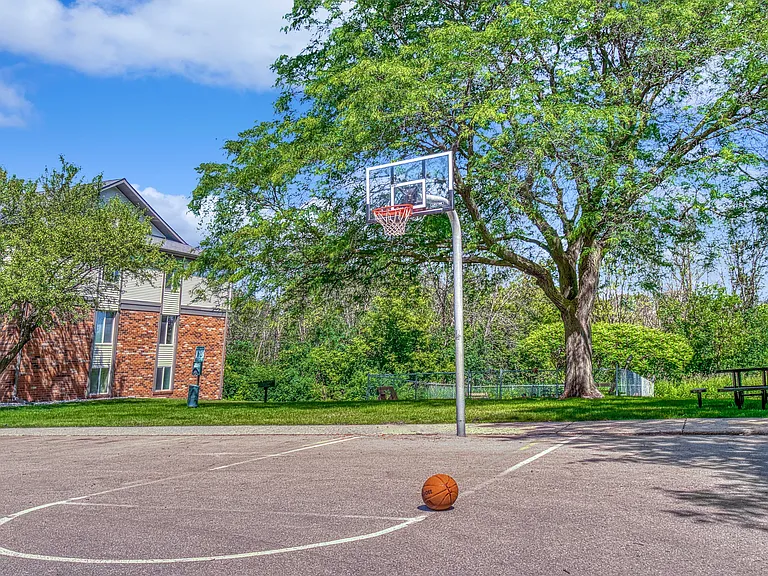 Creekwood Apartments Basketball Court