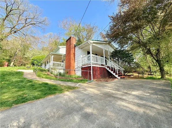 1181 Clement Ave, Belpre, OH 45714