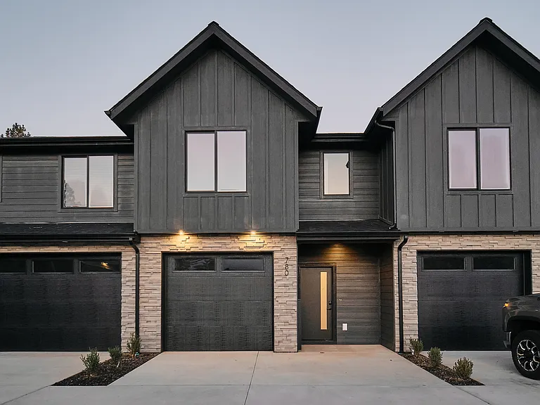 784 W Redwood Ct — Photo 1