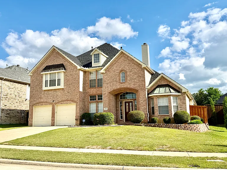 525 Salisbury Dr — Photo 2