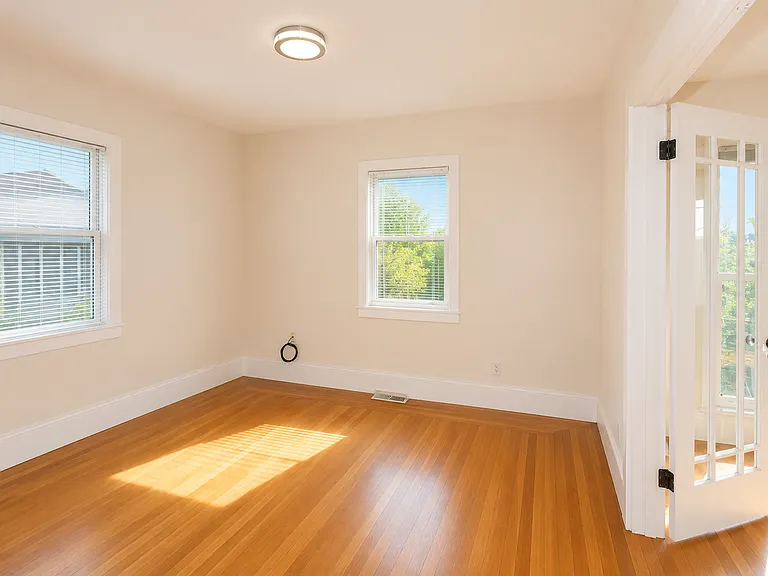 1122 Winsor Ave — Photo 9