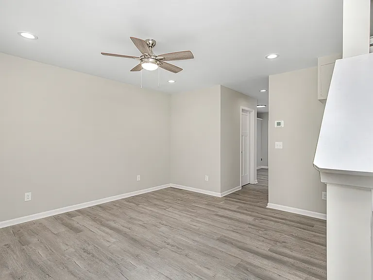 1052 W Bank St #102 — Photo 12