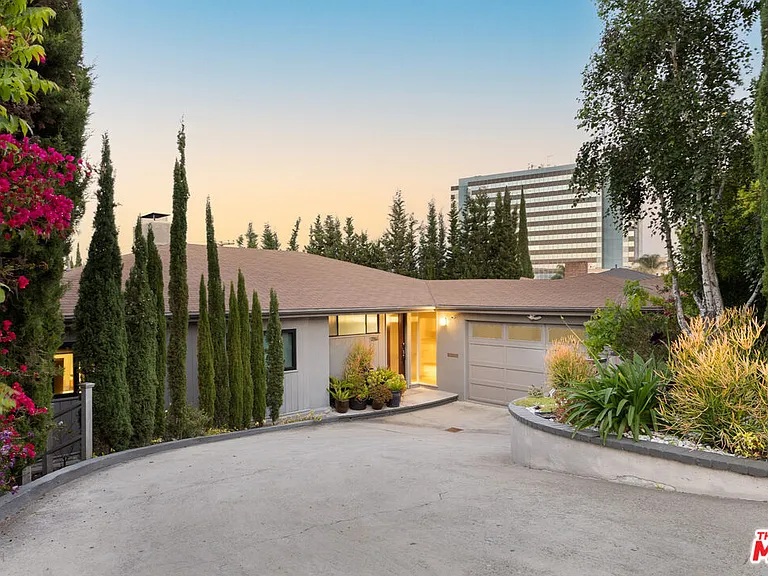 1256 Beverly Green Dr — Photo 3