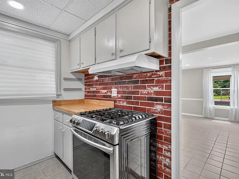 7027 Jefferson Ave — Photo 8