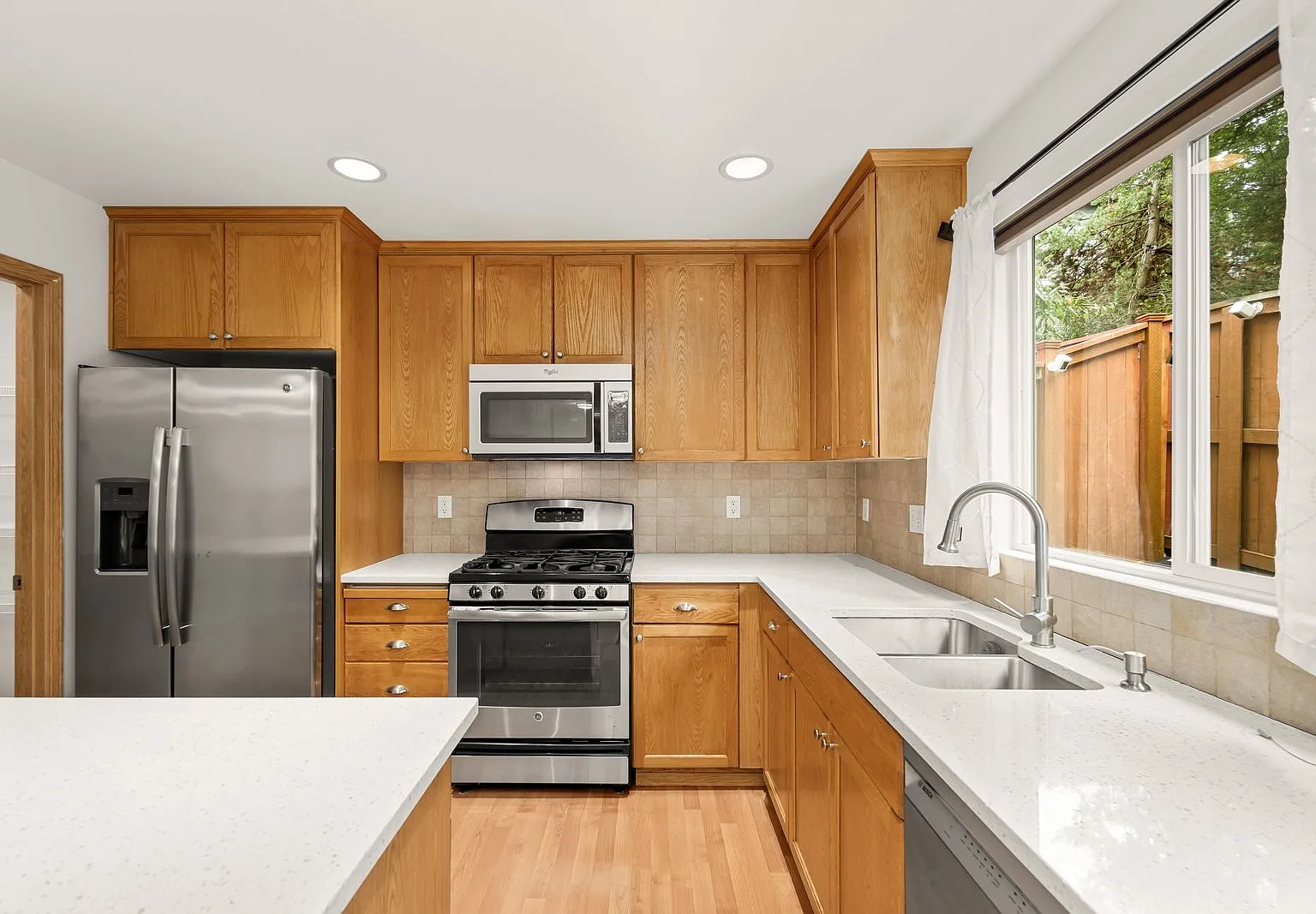 3 bed, 1947 sqft, $3,800 — Photo 4
