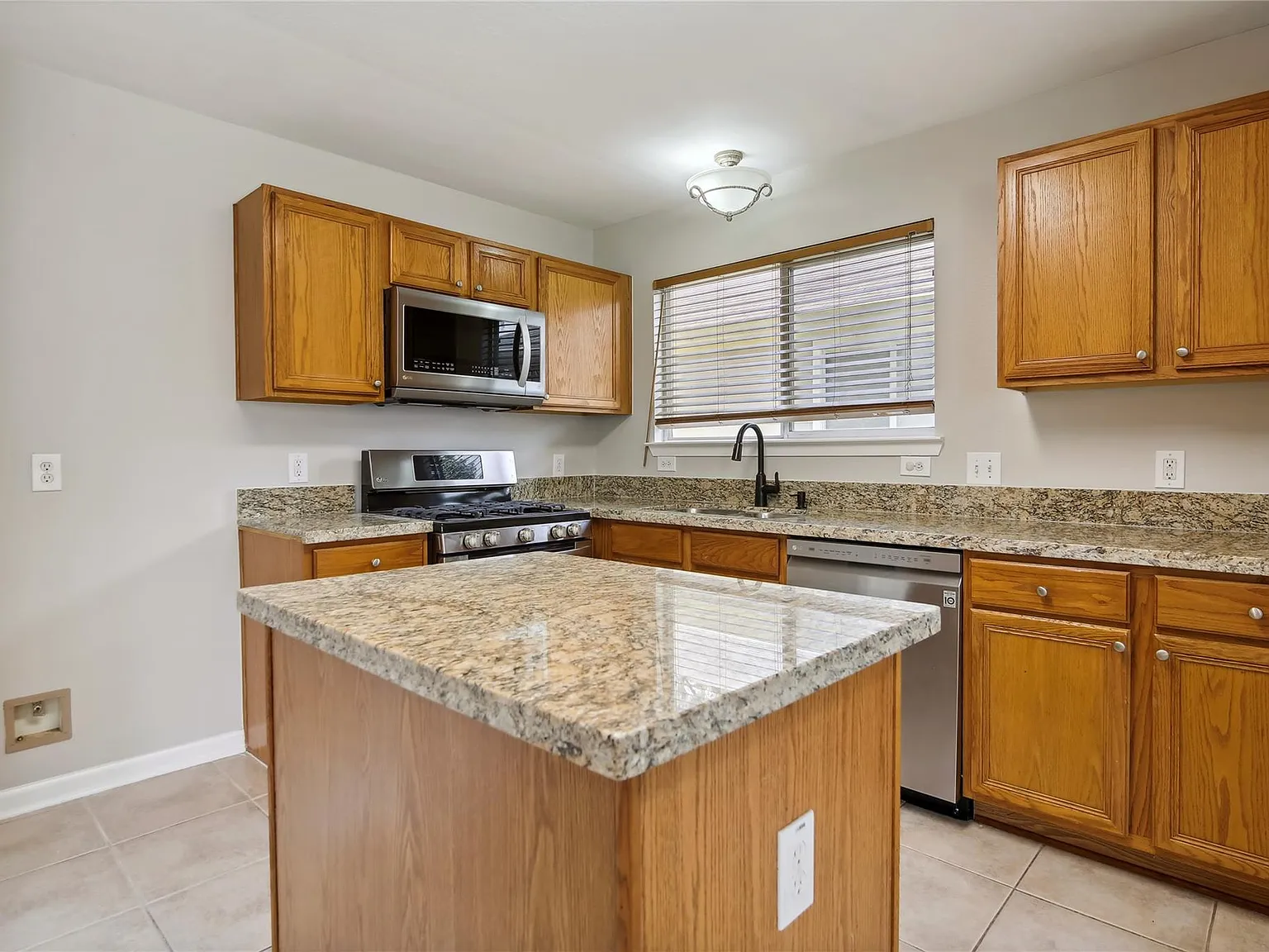 3 bed, 2.5 bath, 1336 sqft, $1,850 — Photo 2