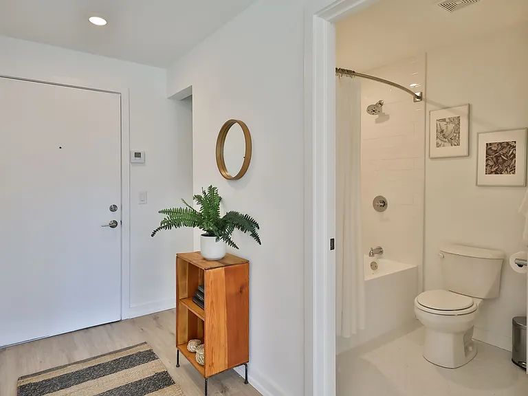 231 W Johnson Street — Photo 38