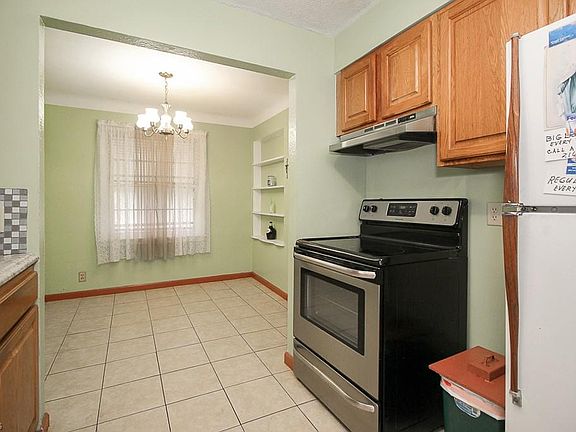 5th image of 7412 Traymore Ave