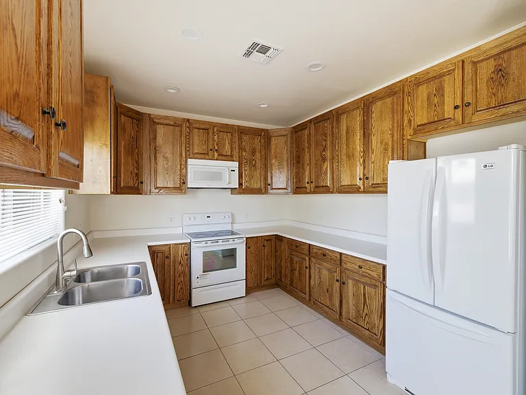 512 W Brown St — Photo 32