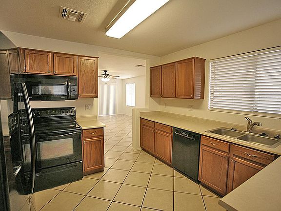 5th image of 15199 W Taylor St