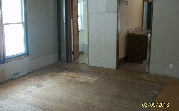 5th image of 105 N Oak St
