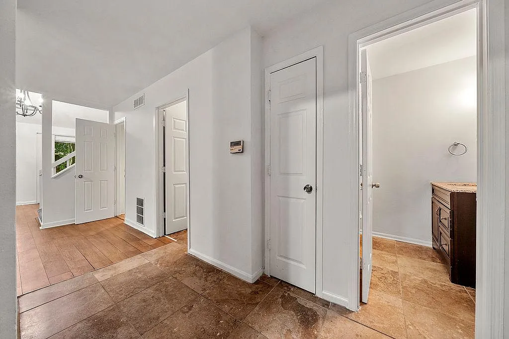 3 bed, 2.5 bath, 1232 sqft, $2,300 — Photo 3