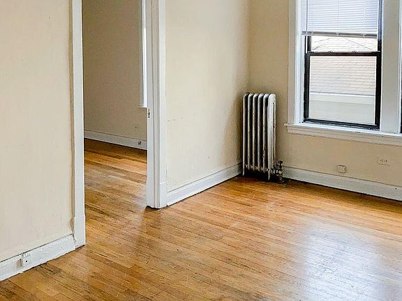 3rd image of 2612 W Gunnison St APT 1R