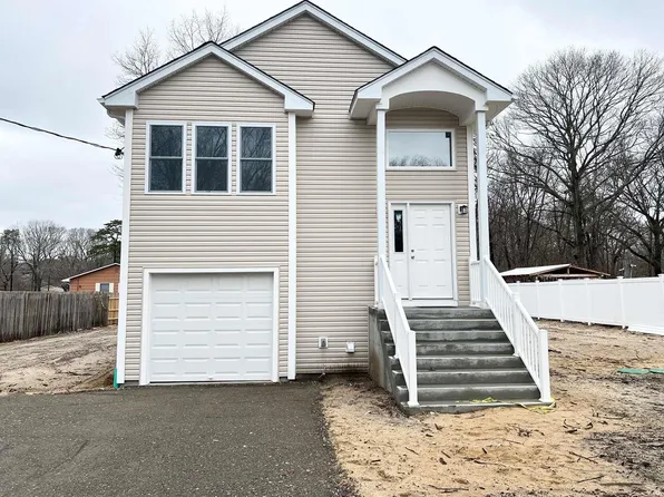 69 Carr Lane, Coram, NY 11727