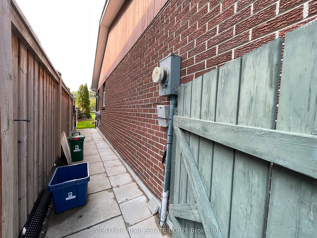 Building Photo - Shadybrook Dr