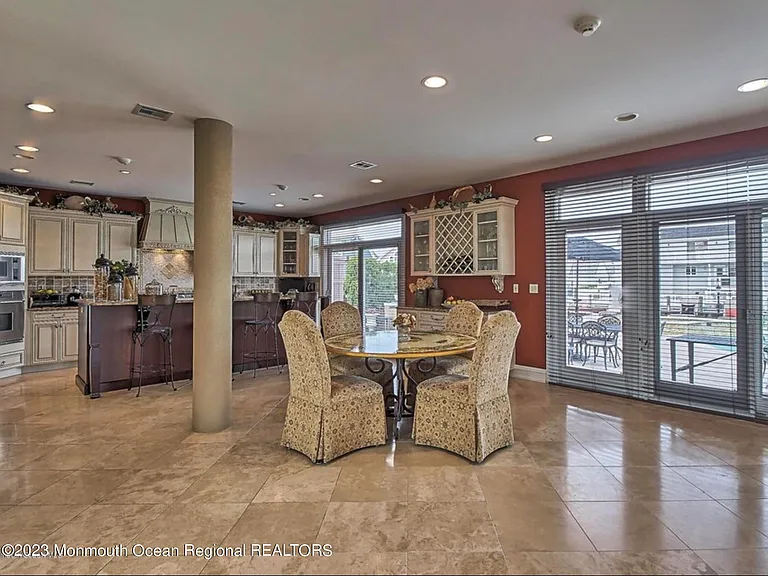 220 Pointe Dr — Photo 8