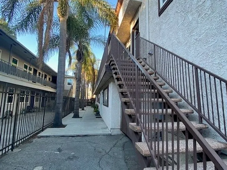 Newly Remodeled Beautiful 1 Bedroom/ 1 Bathroom Apartment! With Parking! — Photo 7