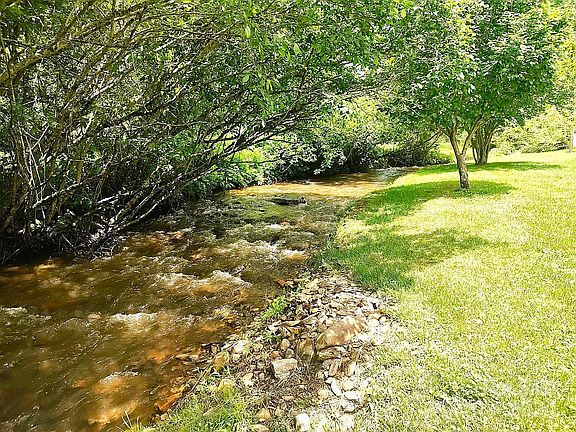 3rd image of 47 Country Creek Dr