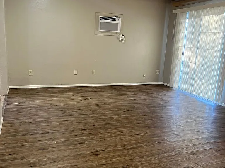 3028 N Corrine Dr — Photo 5
