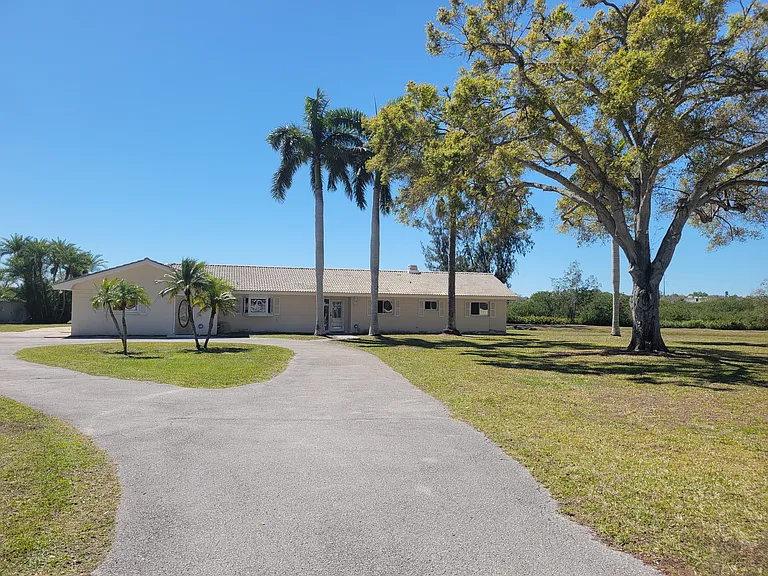 1730 Robinhood Ln — Photo 3