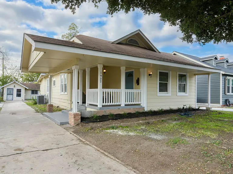 1932 W Huisache Ave — Photo 3