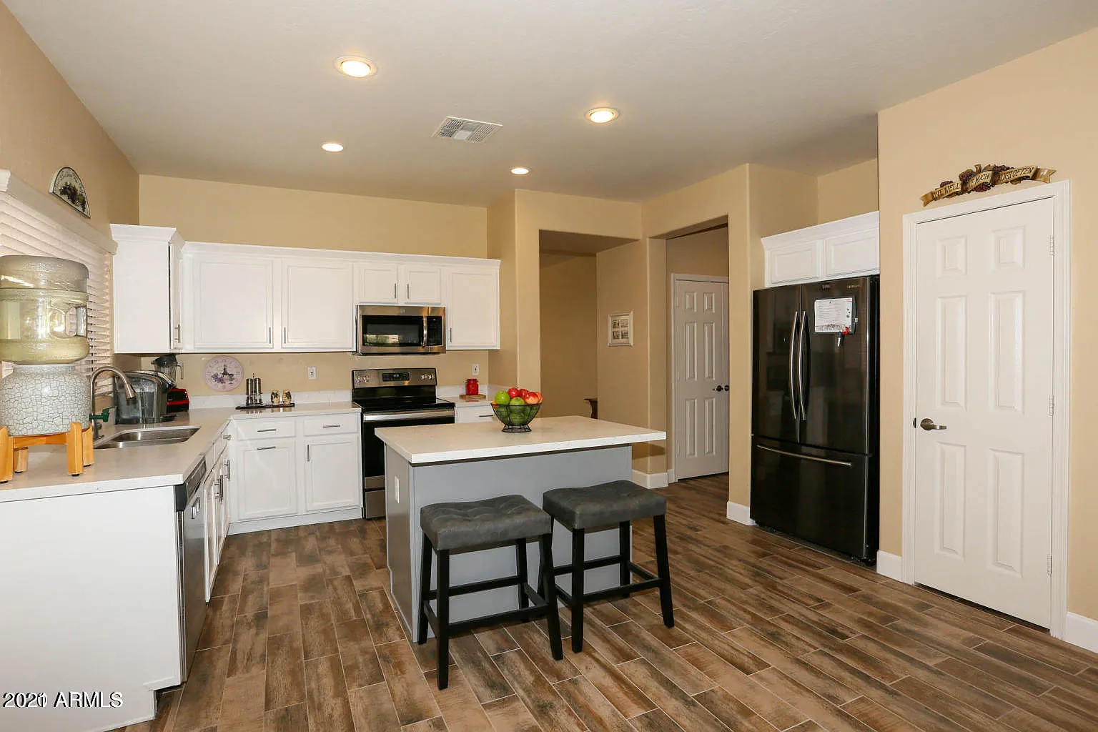 4 bed, 2.0 bath, 2010 sqft, $2,500 — Photo 1