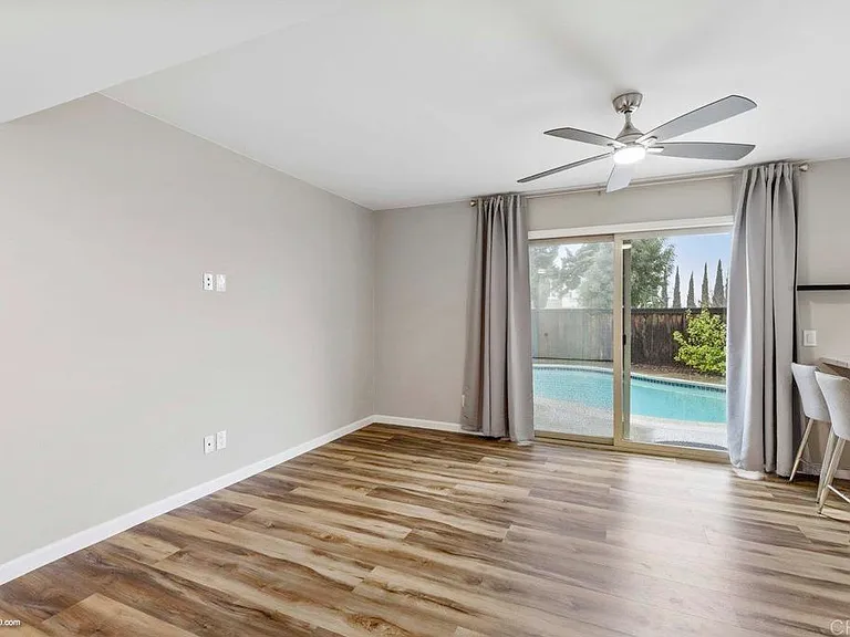 1870 Jeffrey Ave — Photo 17