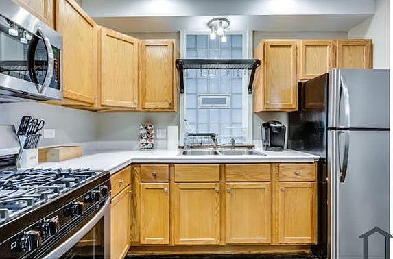 3rd image of 2424 W Moffat St #G