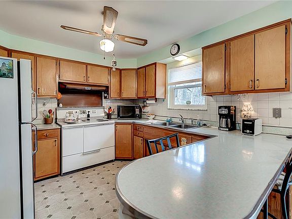2nd image of 4833 Woodland Dr