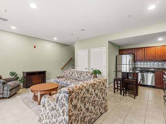 3rd image of 910 Saratoga St APT 5