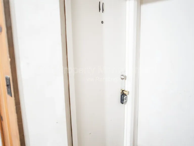 707 W Race St #11 — Photo 7