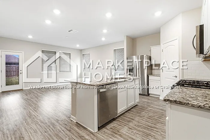 3 bed, 2.0 bath, 1570 sqft, $2,095 — Photo 4