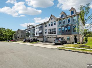16 Goldfinch Dr, Saddle River, NJ 07458