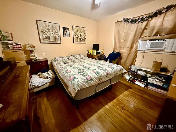 5th image of 114 Maple St