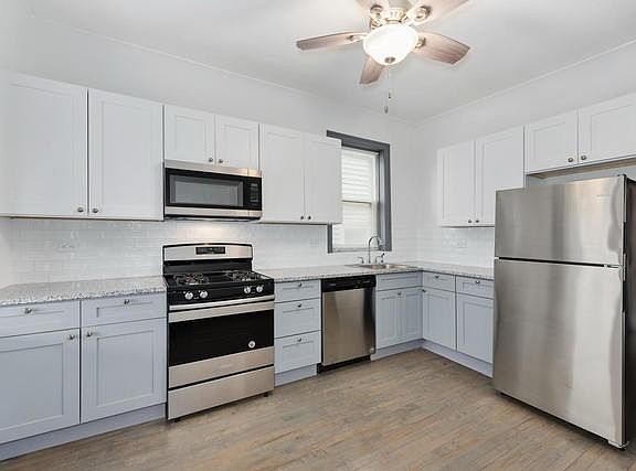 Kitchen (with access to semi-enclosed porch)