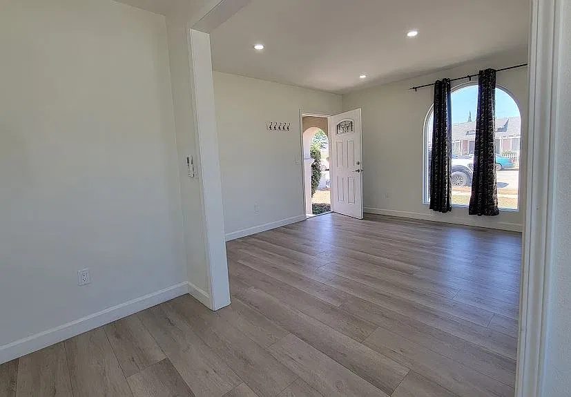 2 bed, 1.5 bath, 912 sqft, $2,800 — Photo 3