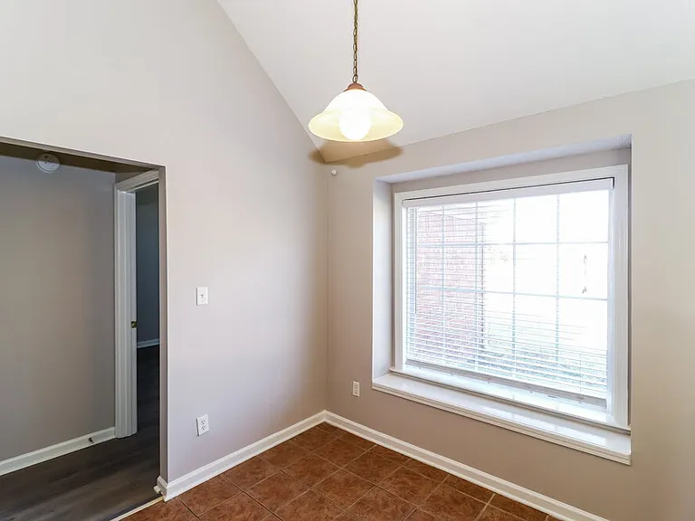 10050 Bloomsbury Ave — Photo 8