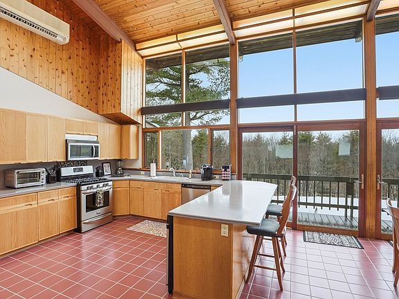 5th image of 1090 North Rd