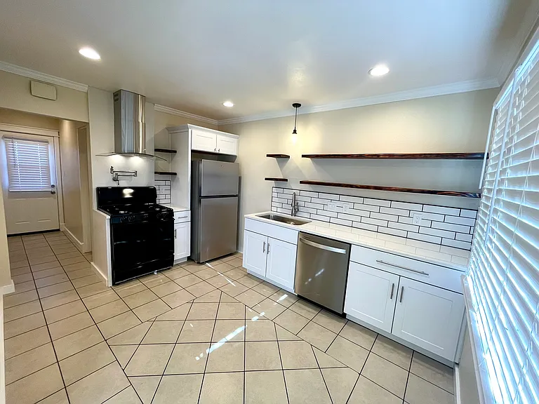 17710 Jersey Ave — Photo 5