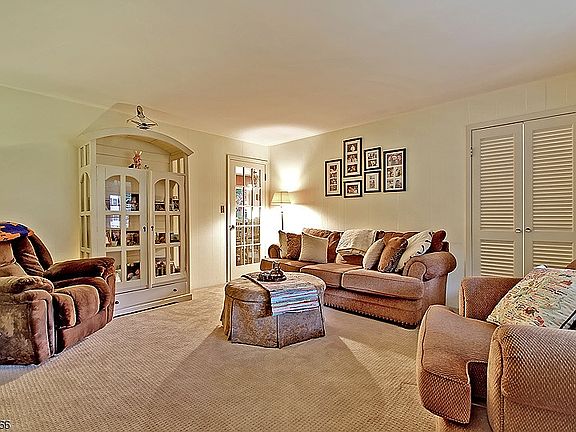 5th image of 684 Carlene Dr