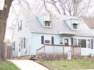 604 Jay St, Elgin, IL 60120